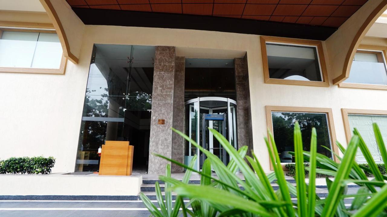 מלון ורנאסי The Fern Residency Sarnath מראה חיצוני תמונה